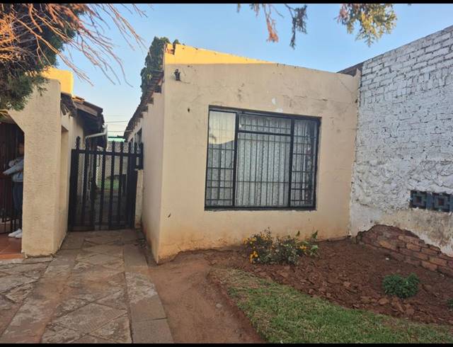 3 BEDROOM HOUSE FOR SALE IN ENNERDALE EXT 1